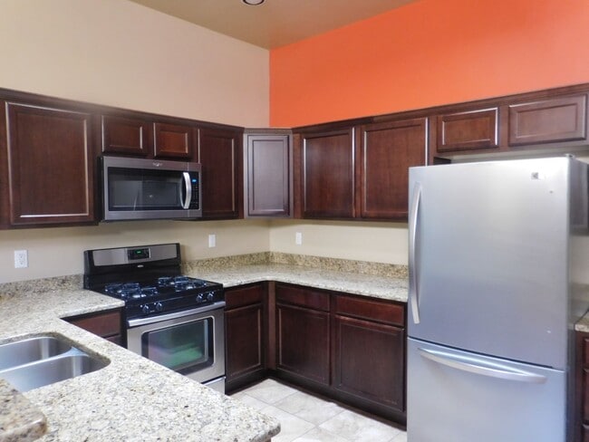 Building Photo - Beautiful 3 bedroom to bath house in the Sonoma Ranch Area.