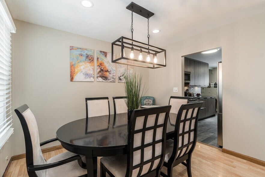 Building Photo - 12 E Berkley Ln