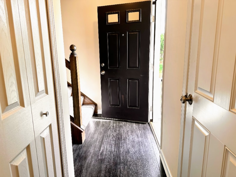 Building Photo - 33168 Beverly Ln