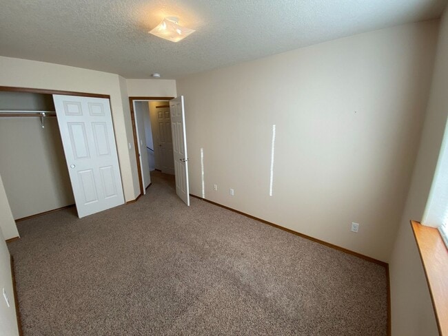Building Photo - Centrally Located Townhouse w/ Single Car Garage!