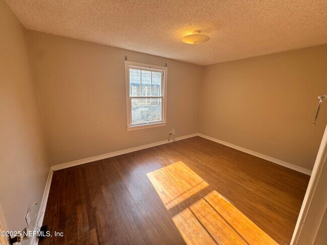 Building Photo - 4050 Dellwood Ave