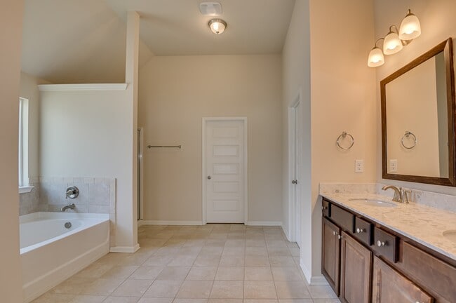 Building Photo - 5014 Vine Ln