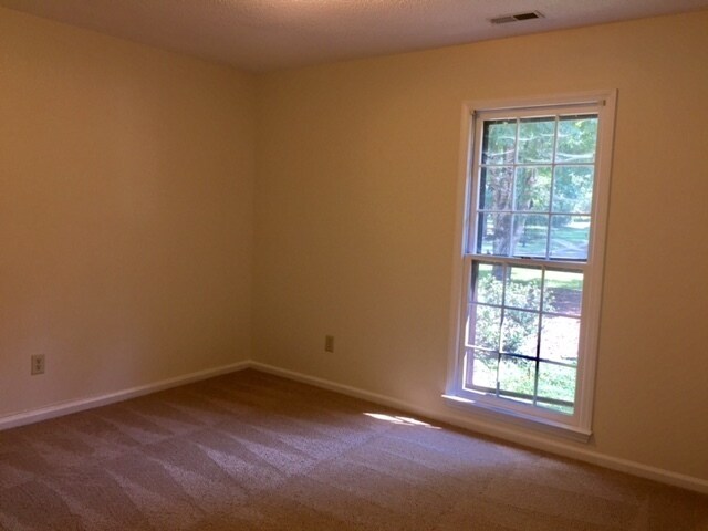 Building Photo - Like New Home Near Sisky YMCA