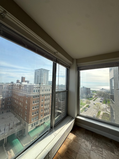Building Photo - 1121 N Waverly Pl