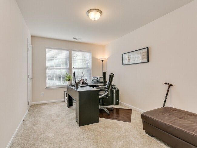 Building Photo - Lovely 3 Bedroom 2.5 Bath Townhouse, Easy ...