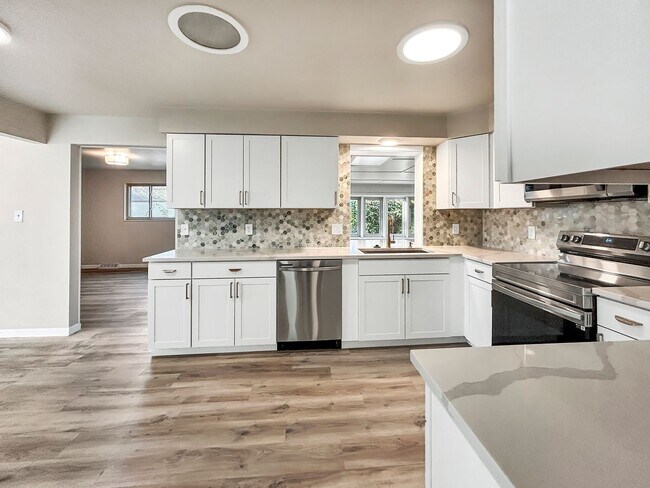 Building Photo - $0 DEPOSIT OPTION. 4 BED 3 BATH IN HAMPDEN HEIGHTS!