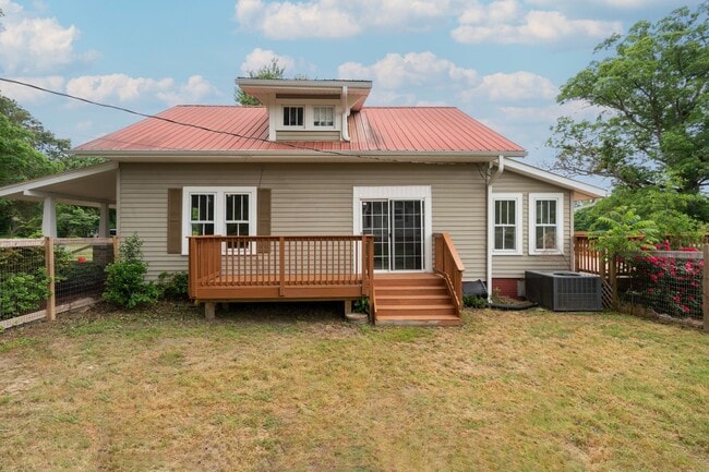 Building Photo - Siler City Charmer! Fenced in yard and mov...
