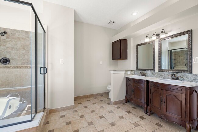 Building Photo - 8522 Scenic Green Dr