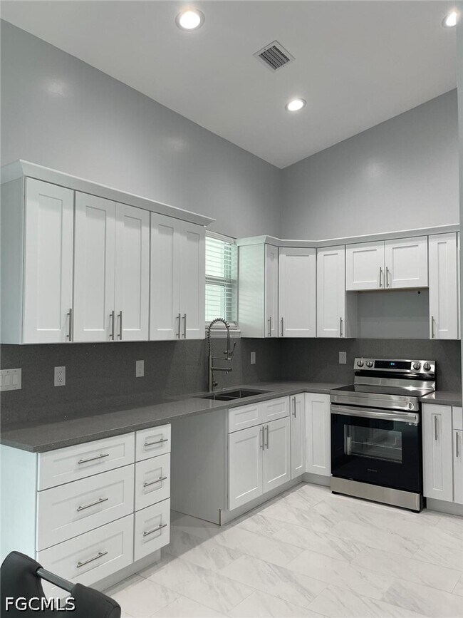 Building Photo - 132 SW 9th Ave