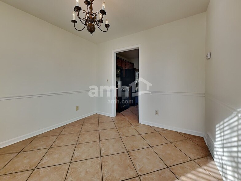 Building Photo - 5767 Lillian Bend Dr