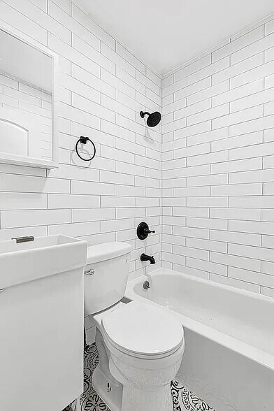 Building Photo - 817 Gates Ave