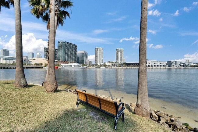 Building Photo - 705 Mainsail Dr