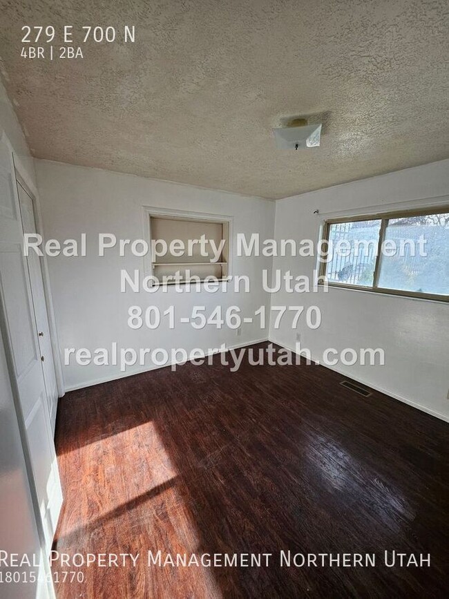 Building Photo - 4 Bedroom 2 Bath Duplex- Main Level Availa...