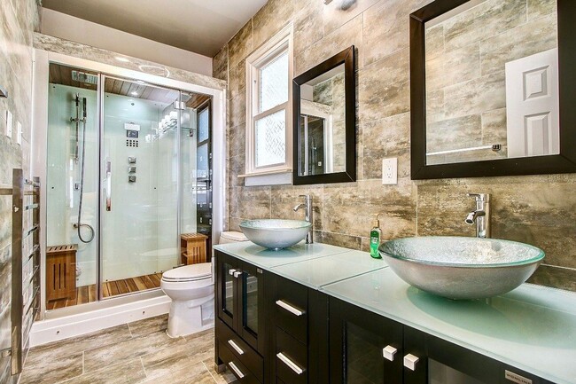 Building Photo - Gorgeous 5 BED + 3.5 Ba in Main House, 1 + 1 in BSMT, 1 + 1 above garage  in the Heart of Downtow...