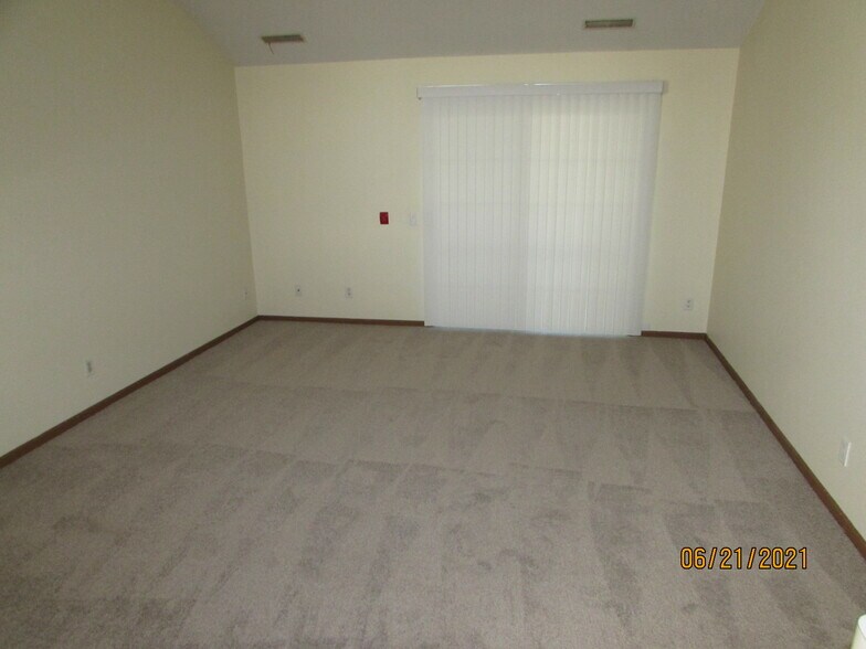 Living Room - 10 Woodridge Ct