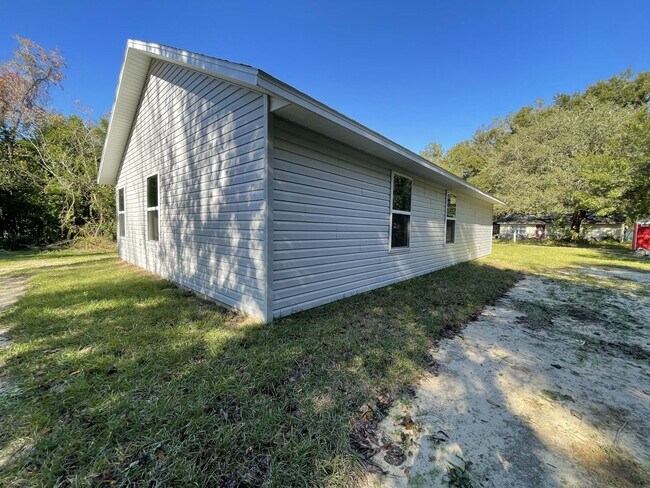 Building Photo - Charming 3 Bedroom, 2 Bathroom Home for Rent in Summerfield, FL