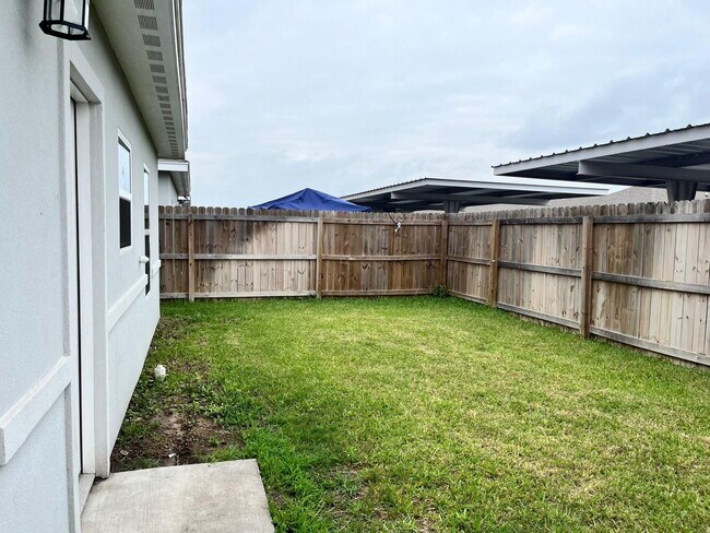 Building Photo - "Spacious 3-Bedroom Haven with Elegant Granite Touches in Weslaco!"