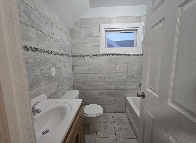 282 Schley Ave 3 - 281 Schley St