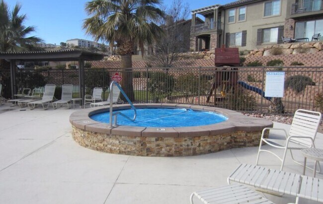 Building Photo - 810 S Dixie Dr