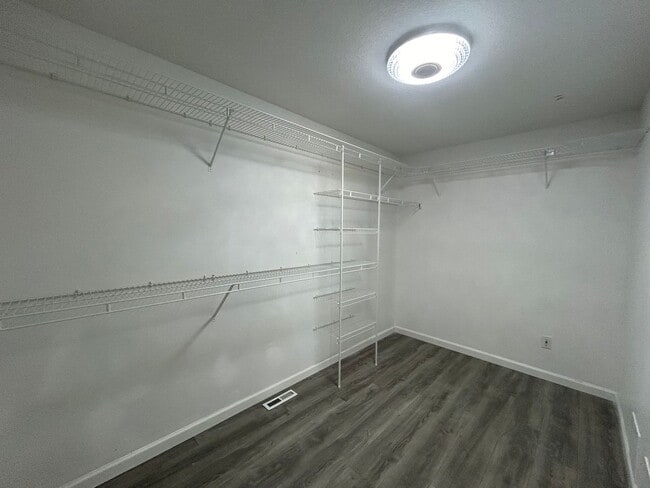 Building Photo - AVAILABLE NOW!! 3bd/2ba FANTASTIC Dead End Street - HUGE MASTER SUITE!