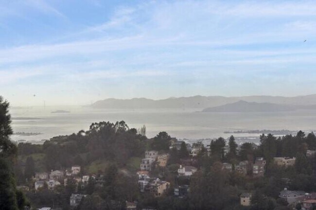 Building Photo - Luxury Living Above The Bay -- Iconic views!