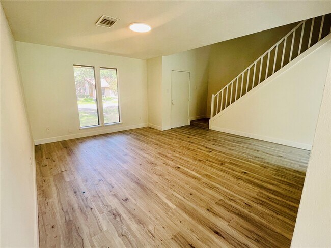 Building Photo - 3014 Edgewood Dr