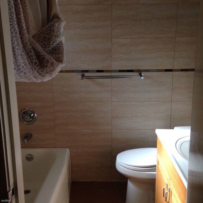 Building Photo - 660 Roble Ave