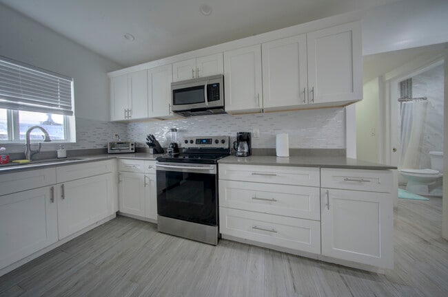 Building Photo - 4548 SW 24th Ave