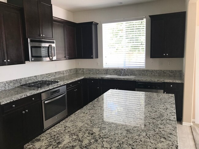 Building Photo - Beautiful Eastvale Newer Home