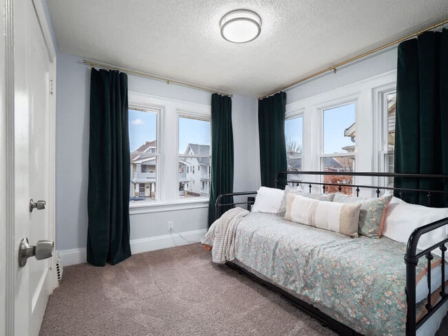 Building Photo - 2010 Chesterland Ave