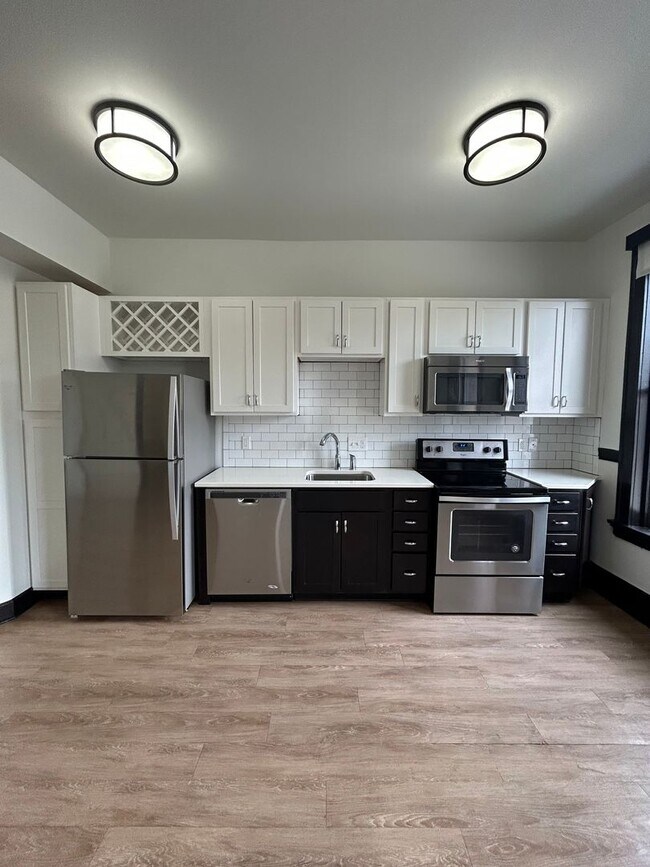 Building Photo - Sleek Downtown Living with a Modern Edge