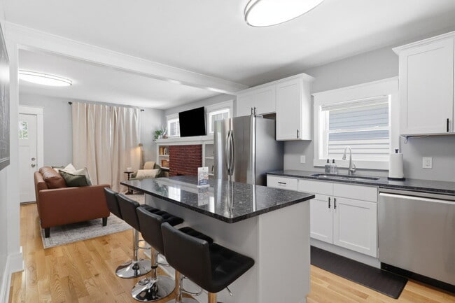 Building Photo - Furnished 3-Bedroom, 2-Bath Apartment in North Buffalo