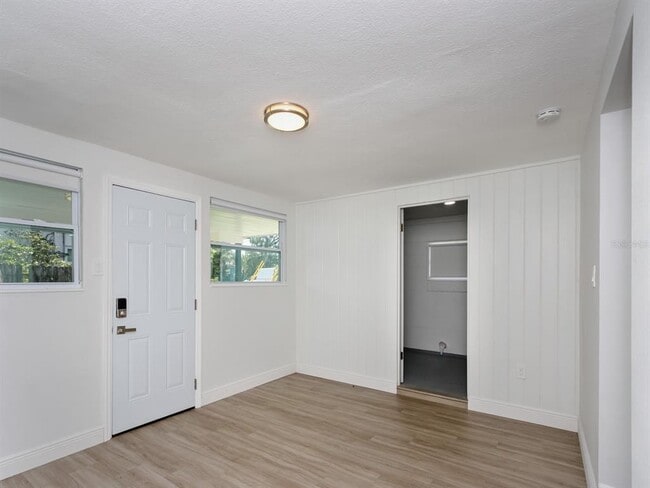 Building Photo - 2806 Bonneville Dr
