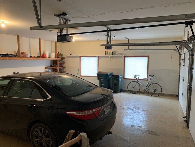 Building Photo - Executive 3 Bedroom Home