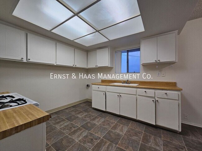 Building Photo - 282 Molino Ave