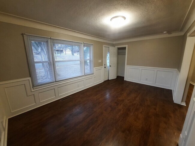 Building Photo - 3 Bedroom, 1 Bathroom Home!