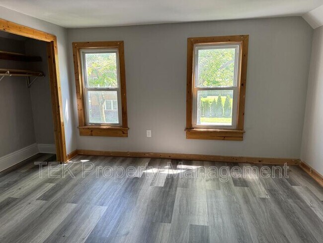 Building Photo - 126 Parsells Ave