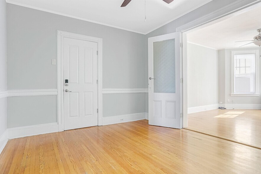 Building Photo - 128 Oak St