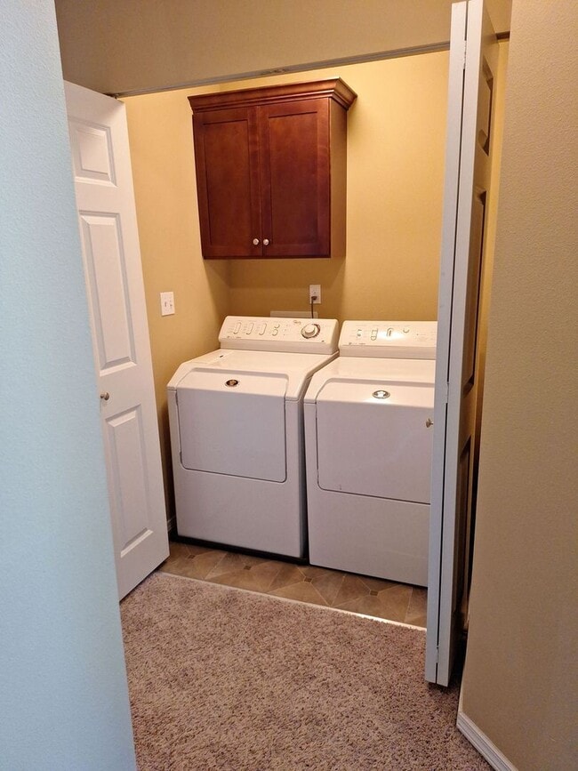 Building Photo - Central Valley Area - 2 Story Home (3Bed, 2.5 Bath)