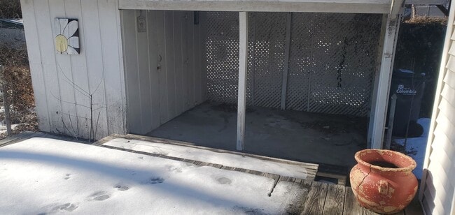 Building Photo - 2 bd, 1 ba house in central west Columbia, wood floors, new paint, low traffic road