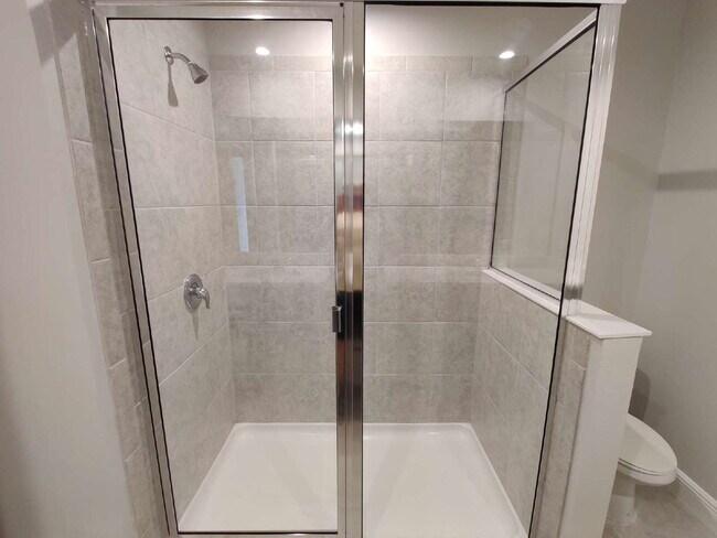 Building Photo - Beautiful 3-Bedroom Townhome in Gated Avea Pointe