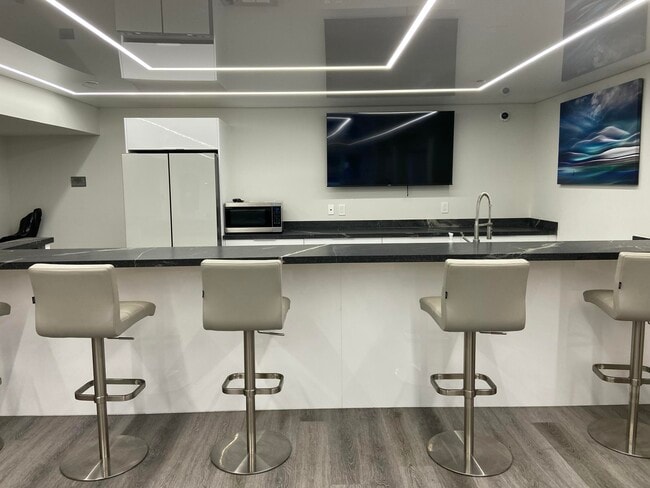 Building Photo - 340 Sunset Dr