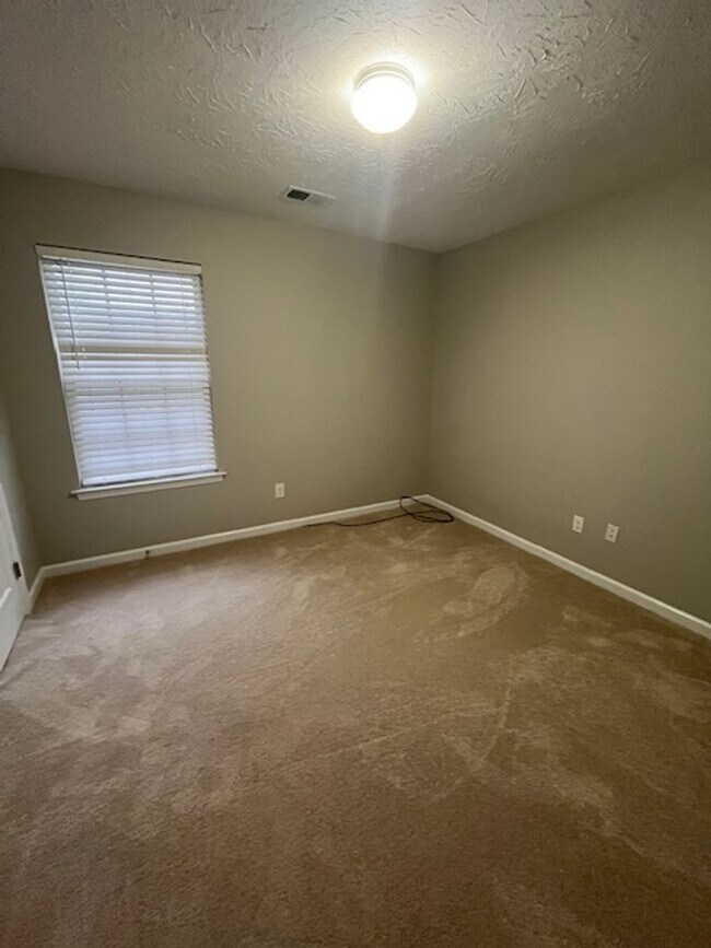 Building Photo - 3 Bedroom, 2.5 Bathroom in Lexington!