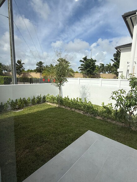 Building Photo - 920 SW 71st Ave