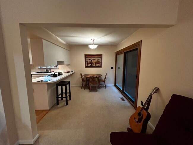 Building Photo - 2 Bedroom 2.5 Bathroom Condo close to Down...