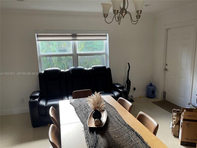 Building Photo - 10840 Westwood Lake Dr