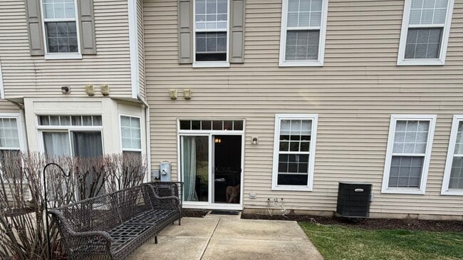 Building Photo - 2554 Evergreen Cir