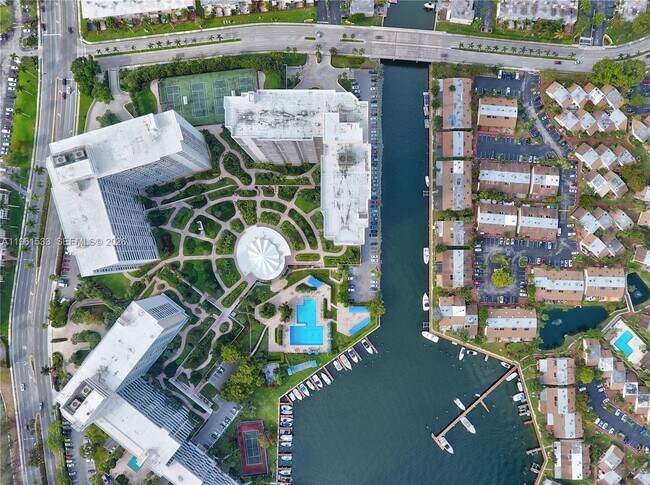 Building Photo - 2500 Parkview Dr