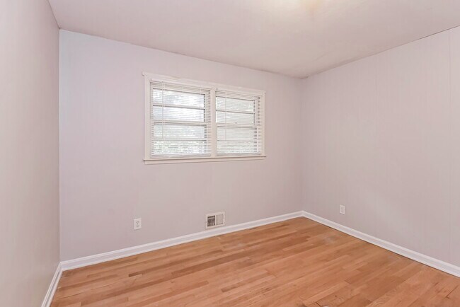 Building Photo - 4630 Cresant Ln