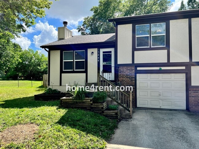Building Photo - Cozy Duplex w/ Plenty of Space, LVP Floori...